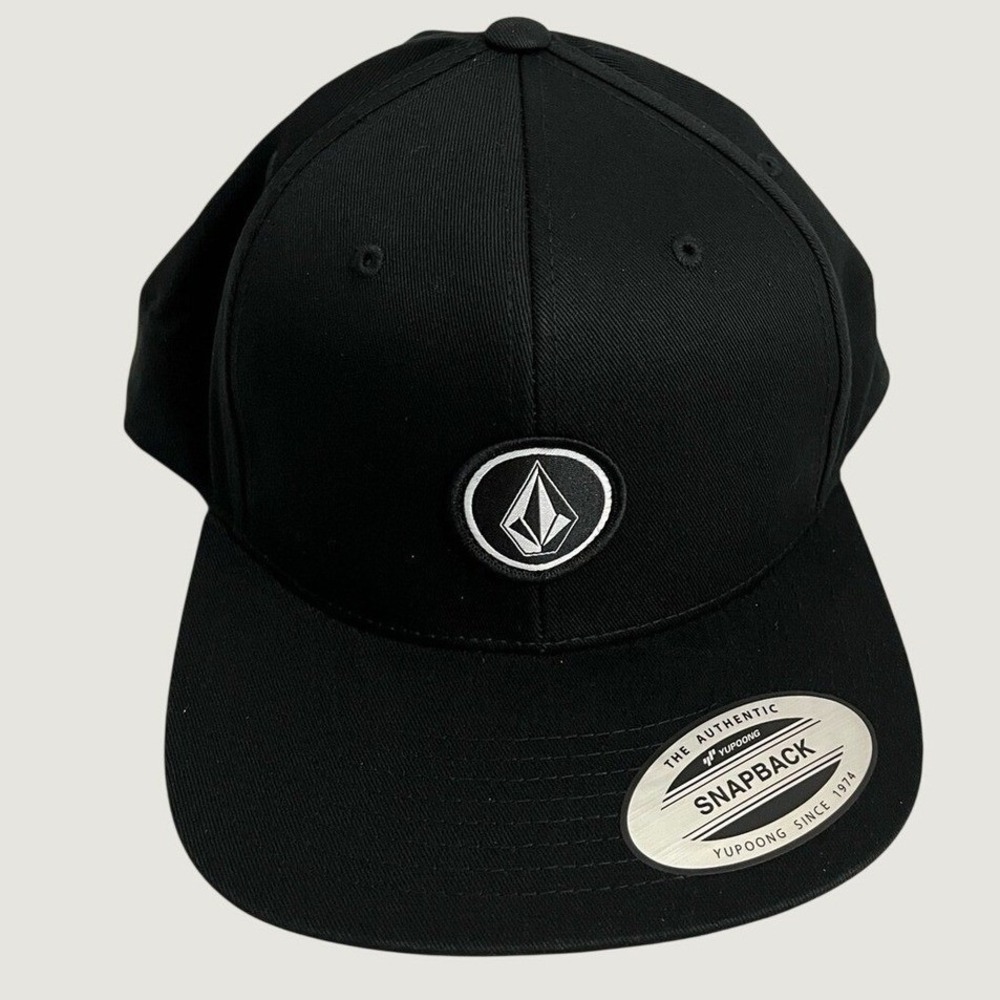 Volcom Mens Quarter Twill Snapback Hat Black Flat Bill Yupoong Cap One Size NWT